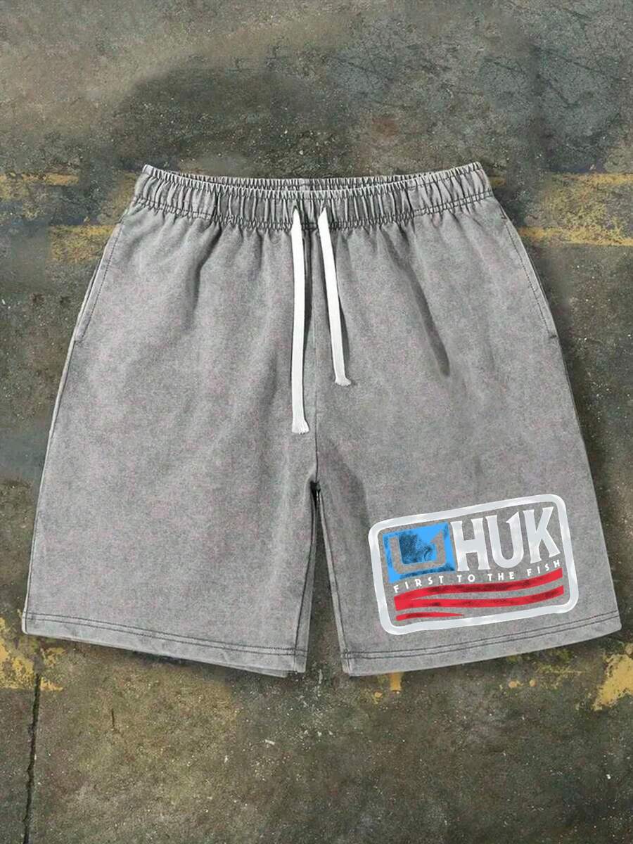 230g Washed Denim Shorts Featuring The Classic HUK Brand Emblem In A Red And Blue Flag-Inspired Color Scheme, With The Brand Slogan "FIRST TO THE FISH" Printed Below. These Men's Retro Washed Denim Shorts Are A Casual, Street-Style Piece Inspired By American Fishing Culture. Comfortable And Breathable, Suitable For Everyday Wear, They Include An Adjustable Drawstring Waist, Elastic Waistband, And Pockets. - 灰色 - 查看 1