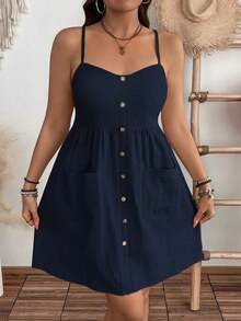 Vestido corto de algodón texturizado para mujer talla grande, tirantes finos y escote corazón.Diseño con botones frontales, bolsillos dobles y cintura definida con silueta A-line.Cómodo y fresco, ideal para uso diario, salidas casuales y vacaciones de verano. - Caqui - Ver 10