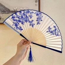 优雅折扇，蓝白瓷质花卉折扇，带流苏，适合作为新婚夫妇的婚礼礼物，包含扇子，精雕细琢，轻巧便携，可用作摄影道具、女士毕业礼物和家居装饰，适合夏季使用，也可作为纪念扇或精美艺术品展示。 - A - 查看 5