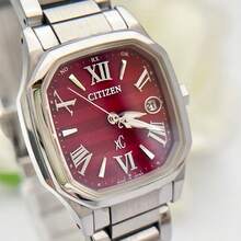 CITIZEN ES5050-57Y 女士 XC 腕表，红色表盘，酒桶形不锈钢表壳，罗马数字时标，蓝宝石水晶表镜，不锈钢表带，优雅正装腕表，送给她的完美礼物 - 銀色 - 查看 2