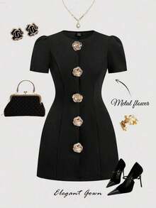 MOD Vestidos talla grande. Vestido negro mini talla grande de manga corta con botones dorados con rosas. Silueta clásica, cintura ajustada, diseño elegante. Acabado suave, cuello redondo, aspecto estructurado. Delicados acentos florales, estilo refinado, tela suave al tacto. Líneas sencillas, negro atemporal, sutil brillo, color versátil, corte suave. - Negro - Ver 8