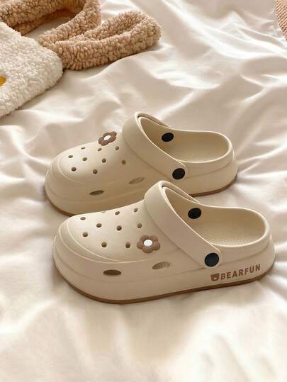  Dép xăng đan nữ MAOLI thoáng khí, màu nâu, khoét lỗ, họa tiết hoa, đế bằng, nhẹ và thoáng khí, phù hợp cho trong nhà/ngoài trời, đi biển/thể thao, dép xăng đan mùa hè thanh lịch, họa tiết hoa dễ thương, màu trơn cổ điển, dép lê mùa hè cho nữ, dép đi trong nhà cho nữ, giày khoét lỗ mùa hè, giày thời trang nữ, dép xăng đan.