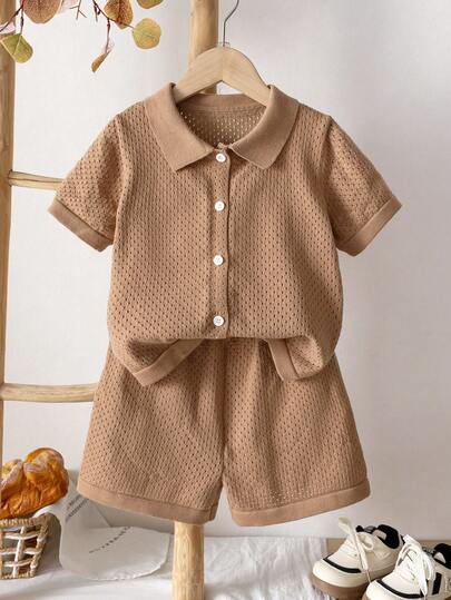 两件套：一件男童纯色镂空POLO领针织开衫短袖毛衣和一条男童纯色镂空针织薄短裤，适合春、夏、秋季日常休闲穿着。