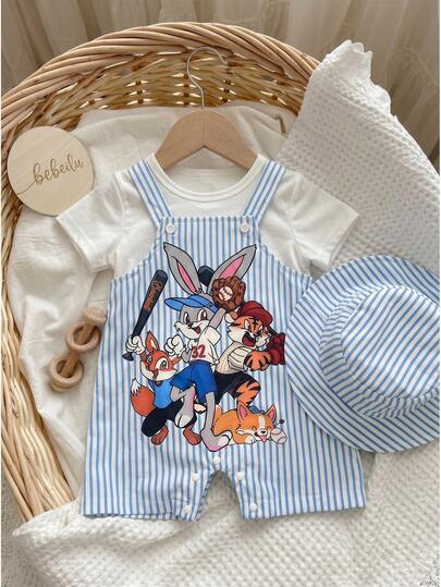 Conjunto casual de 3 peças para bebê menino: camiseta leve de manga curta + calça com babador listrada e estampa de bichinho de desenho animado + chapéu bucket. Conjunto estiloso para o dia a dia, passeios e ensaios fotográficos. Lançamento da coleção Primavera/Verão 2026.