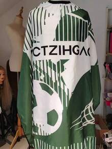 足球图案防水防静电理发披肩，轻便易清洗，适用于沙龙和家庭理发，是送给足球迷的完美礼物。 - 彩色 - 查看 5