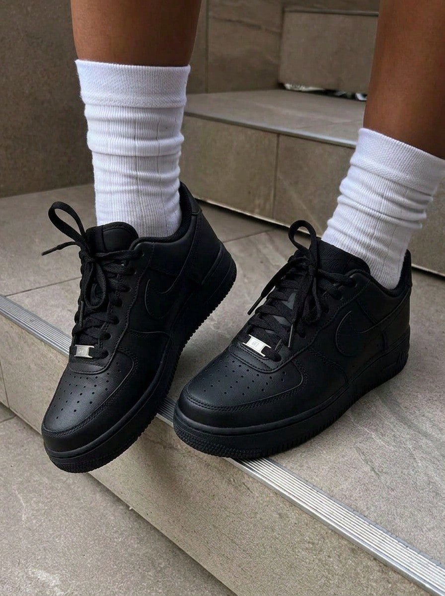 Nike Air Force 1 经典男式运动鞋，光滑皮革鞋面，带穿孔鞋头和气垫鞋领，适合球场和日常穿着 CW2288-001 - 黑色 - 查看 1