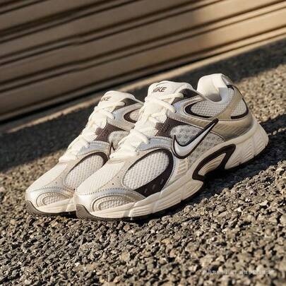 Nike 男士耐克 V5 RNR 休闲运动鞋，低帮 HJ5228-011