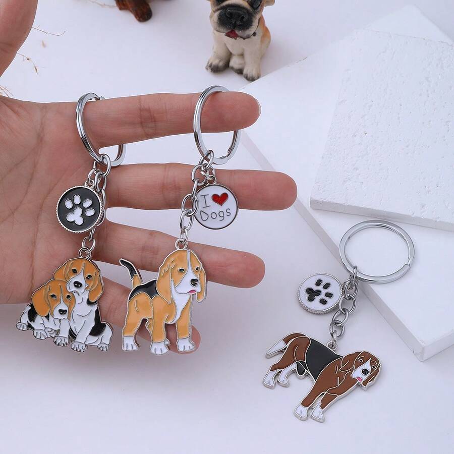 这款可爱的珐琅小猎犬钥匙扣,饰有卡通小狗的爪印和心形包饰,并配有钥匙环——时尚的配饰,非常适合挂在车钥匙或背包上,也是送给爱狗人士的精美礼物。 - 彩色 - 查看 1