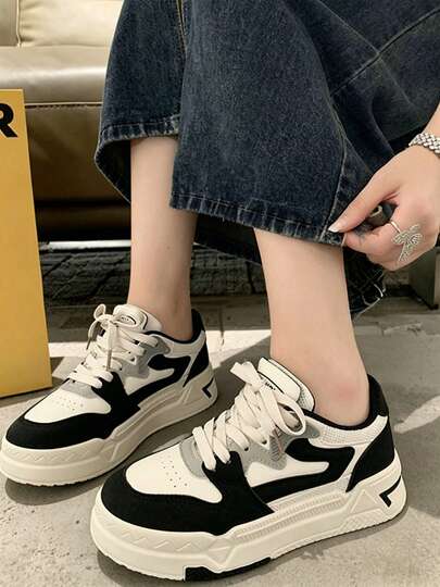 Zapatillas deportivas de plataforma vulcanizadas para mujer con diseño de bloques de color blanco y negro, informales y cómodas, adecuadas para estudiantes y trabajadoras de oficina.