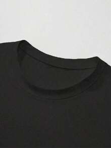 Adecuada para niños y adolescentes, esta moderna camiseta de manga corta con diseño de fútbol y efecto de tinta salpicada está confeccionada con algodón de alta calidad de 230 g, que es suave, agradable al tacto y duradero, ofreciendo una sensación de calidad incluso después de un uso prolongado. Estampado de fútbol con efecto de pintura salpicada en el pecho, con líneas limpias y sofisticadas, lleno de energía deportiva. El diseño holgado de hombros caídos se adapta a los tipos de cuerpo europeos y americanos, ofreciendo un aspecto relajado e informal que no es exigente con la forma del cuerpo. La confección es sólida y no presenta hilos sueltos, lo que lo hace adecuado para el uso diario informal y actividades de fitness, creando fácilmente un estilo casual americano sencillo pero único. - Negro - Ver 3