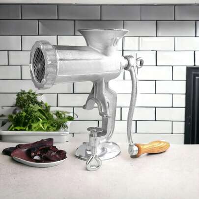 Moedor de carne manual de ferro fundido resistente nº 10 com 3 peneiras e 3 funis para linguiça, moedor manual prateado com manivela, moedor de bancada com grampo, máquina de moer carne durável e fácil de limpar para uso doméstico na cozinha.