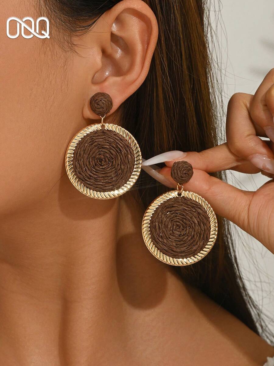 OOQ 1 Pair Coffee Color Geometric Round Raffia Straw Women's Fashion Earrings, Fresh Minimalist Ins Style Personalized Ear Jewelry, Suitable For Holidays, Commuting, Parties, Balls, Music Festivals, Summer Beach Vacation Matching Earrings (Handmade Weaving Method Random, Pure Handmade May Occur Glue Overflow Marks) - Brown - View 1