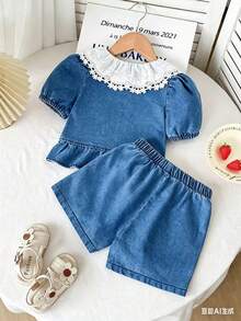 Set de 2 piezas de ropa de mezclilla para niñas - Blusa con cuello de encaje, mangas abullonadas y volantes + Pantalones cortos con bordado de fresa y ribete de perlas, estilo vintage casual, tela de mezclilla suave y transpirable, adorable y que reduce la edad, adecuado para salidas diarias/fiestas de cumpleaños, nueva colección de verano 2026 para niños - Azul lavado medio - Ver 2