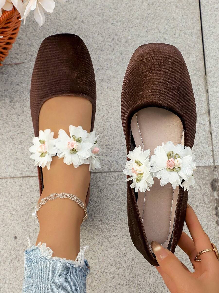 Sepatu Mary Jane Kupu-kupu Beludru Cokelat, Sepatu Balerina Bertali Ujung Persegi, Nuansa Retro Lembut, Sepatu Slip-On Serbaguna dan Nyaman untuk Ukuran Besar, Cocok untuk Gaun dan Beraktivitas Sehari-hari - Bunga berwarna cokelat dan merah muda - View 1