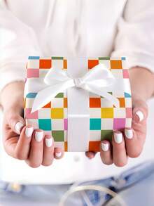 1 Cuộn Giấy Gói Quà Kẻ Caro Nhiều Màu Sắc - Được làm từ chất liệu bền chắc, kích thước 43 cm * 500 cm (17 inch * 16,4 ft). Lý tưởng cho đám cưới, tiệc cô dâu, quà tặng tiệc tùng, sinh nhật, quà tặng bạn bè thân thiết, cắm hoa, làm sổ lưu niệm & tranh ghép, túi quà tự làm, trang trí & sắp xếp bàn làm việc, bộ quà tặng trà chiều và quà kỷ niệm. Giấy gói quà / Giấy gói quà ngày lễ. - Một kích cỡ phù hợp cho tất cả - Xem 7