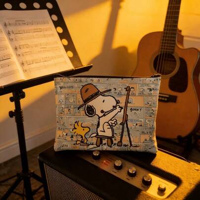  1 pieza SNOOPY Bolsa de maquillaje con monedero con estampado de graffiti dorado, con tecnología de impresión de graffiti de marco completo vibrante, perfecta para usar como bolsa de almacenamiento de belleza. También se puede usar como bolsa de papelería para volver a la escuela, bolsa de almacenamiento de varios usos y se adapta a diversos escenarios como viajes diarios, viajes cortos, almacenamiento en dormitorios, aseo en el gimnasio, etc.