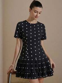Revavyn Vestido casual y versátil para mujer con cuello redondo, cintura ceñida, manga corta, estampado de lunares en blanco y negro, y volantes en el bajo - Blanco y Negro - Ver 3