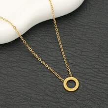 1 Piece Vintage Texture Hollow Circle Pendant Necklace, Classic Four-Leaf Clover Pattern Minimalist Gold Color Chain, Timeless Everyday Wear Jewelry For Women, Elegant Accessory For Party, Gift For Her - Gold - View 6