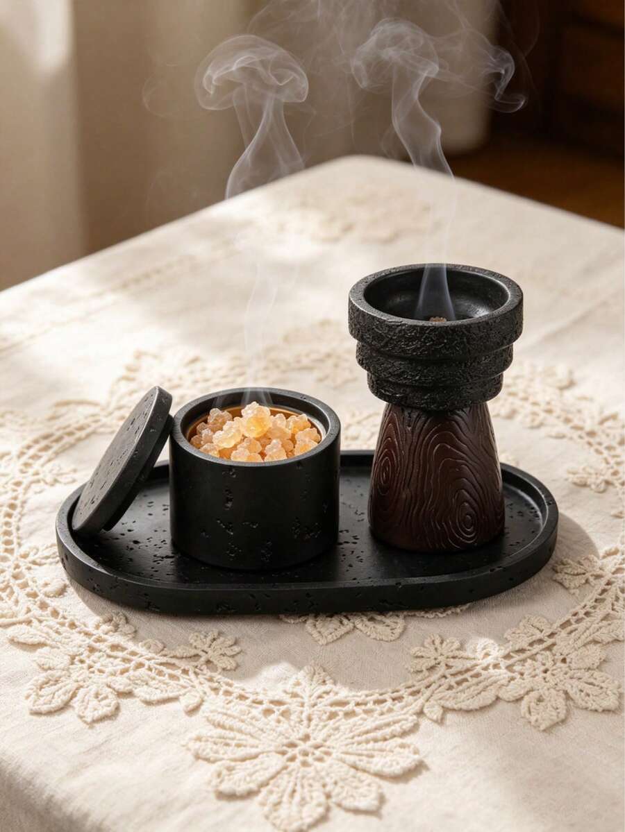 高級樹脂香爐，阿拉伯風格 Bakhour 香座，白色圖案頂部與木紋底座。適合裝飾、家居與辦公室裝飾、婚禮點綴、客廳佈置、派對與節日展示。開齋節、母親節與開學季的理想禮物。