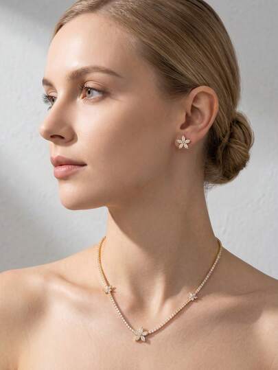 Bộ trang sức cao cấp sang trọng đính đá Cubic Zirconia hình ngôi sao, thích hợp cho nữ giới dự tiệc cưới và các sự kiện. Bao gồm 1 đôi bông tai và 1 dây chuyền, không kèm hộp quà.
