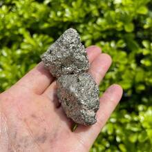 1块天然黄铁矿原石 - 闪亮金色，带有金属光泽，天然簇状。非常适合家居装饰、收藏展示、圣诞节/万圣节/毕业派对装饰、DIY珠宝制作和礼品赠送。 - 彩色 - 查看 4