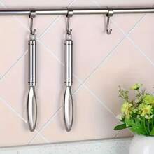 Raspador de escamas de pescado de acero inoxidable, con hoja dentada fina de doble cara, que elimina rápidamente las escamas de pescado sin salpicaduras ni dañar la piel. Construcción de una sola pieza de acero sólido, resistente a la oxidación, con mango largo antideslizante para un agarre fácil. Orificio para colgar para su almacenamiento, adecuado para el hogar, la cocina, el procesamiento de mariscos frescos, las cocinas de restaurantes y los entusiastas de la pesca para limpiar fácilmente los peces vivos. - Ver 10