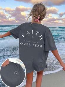 Camiseta de mujer "La fe sobre el miedo" con versículo bíblico cristiano, ajuste regular, gráfico inspirador, cómoda para uso diario de manga corta, ropa casual de fe, blanca de verano - Gris Oscuro - Ver 2