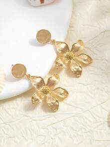 1pair French Vintage Exaggerated Flower Design Earrings Suitable For Daily Wear - Gold - View 3