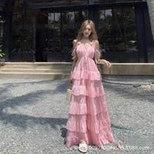 The Woman Hangs A Long Dress With A Cake Layer Next To A Deep V-Neck Ruffled Sheet. - 粉色 - 查看 2