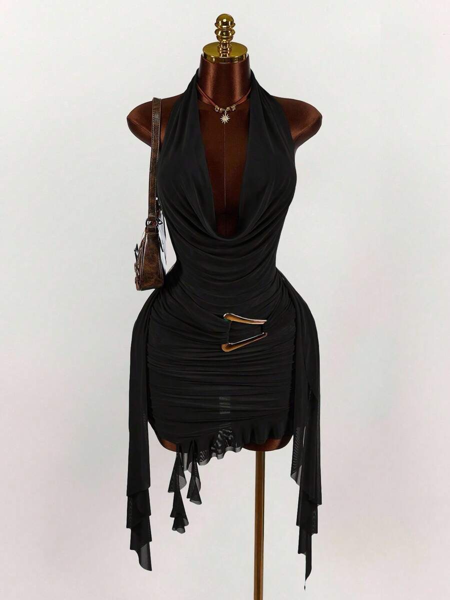 Vestido corto de cuello halter con espalda descubierta, ajustado y de color liso - Negro - Ver 1