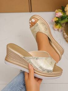 Sandales compensées d'été pour femmes en nouveau style décontracté, motif de peau de serpent dorée, semelle épaisse. Sandales compensées glamour à décoration tressée dorée, style ouvert, pour une utilisation quotidienne. Sandales compensées de plage de style mode, bout rond surélevé, talon haut, pour la plage et les vacances - Doré - Voir 2