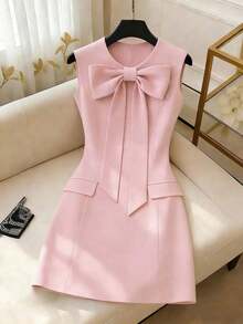 Vestido corto elegante de cuello redondo sin mangas para mujer, diseño entallado, gran lazo decorativo en el pecho y detalles de bolsillo.Ideal para uso diario, citas y eventos formales ligeros. - Rosa - Ver 4