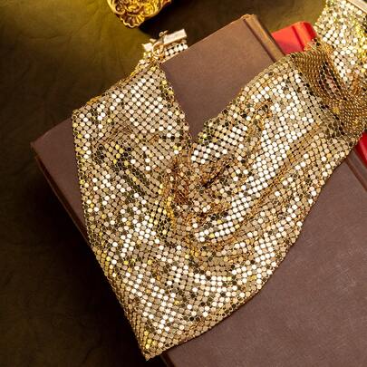 复古金色亮片网纱三角围兜式项链 | 可调节围巾式个性领口优雅晚宴派对夜店装扮女士Y2K迪斯科复古珠宝这款引人注目的个性项链采用闪亮金色亮片网纱制成的三角围兜式围巾设计，配有可调节延长链，完美提升派对和节日装扮的复古魅力。