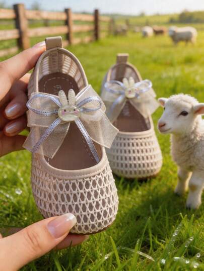 A Pair Of 2026 New-Style Girls' Mesh Openwork Fabric + Netting With Bowknot Rabbit Decoration Breathable Netting Material Round-Top Low-Cut Flat-Soled Slip-On Shoes With A Flat Heel, Cute And Playful Style For Children, Suitable For Daily Wear / Outings.