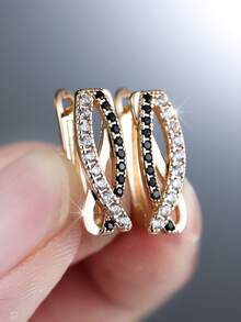 Vanel 一对优雅的金色镶钻立方氧化锆耳环，双色扭曲耳环设计，时尚日常饰品，送给她的优雅珠宝礼物 - 金黃色-黑白雙色 - 查看 1