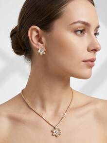 Bộ trang sức cao cấp sang trọng đính đá Cubic Zirconia hình hoa, gồm 1 dây chuyền và 1 bông tai, thiết kế hoa tinh tế, thích hợp cho phụ nữ dự tiệc cưới và các sự kiện. Sản phẩm không kèm hộp quà. - Vàng - Xem 1