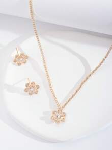 Bộ trang sức cao cấp sang trọng đính đá Cubic Zirconia hình hoa, gồm 1 dây chuyền và 1 bông tai, thiết kế hoa tinh tế, thích hợp cho phụ nữ dự tiệc cưới và các sự kiện. Sản phẩm không kèm hộp quà. - Vàng - Xem 4