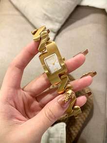 1pc JUSMI Women's Unique Gold Twist Chain Watch - A Quartz Wrist Watch With White Square Dial. The Square Dial Features Minimalist Numeric Markers, Embodying An Elegant And Luxurious Design. Fashionable Casual Quartz Watch - The Perfect Gift For Christmas, Valentine's Day, Birthday, Mother's Day And Anniversary. - Gold - View 2