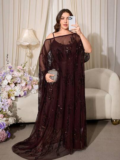 Áo choàng nữ cỡ lớn thanh lịch với cổ áo bất đối xứng, tay áo cánh dơi, đính sequin và bèo nhún, trang trí bằng vải xếp ly, thiết kế dài thắt eo sang trọng, chất liệu mềm mại phù hợp cho nhiều dịp.