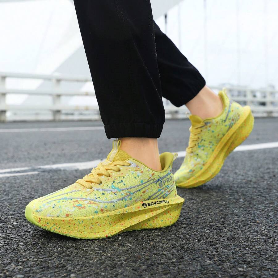 2026 Nuevos zapatos deportivos casuales unisex de alta calidad, ligeros. Parte superior de malla transpirable, suela gruesa con absorción de impactos, cordones delanteros, suela de goma con placa de carbono antideslizante. Adecuados para uso diario, festivales, maratones. Disponibles en múltiples colores para parejas.