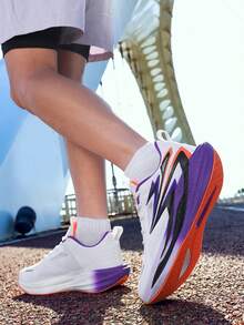 (Đã bán hơn 1000 đôi) Giày chạy marathon nam, giày bóng rổ nam thi đấu, giày thể thao nam, giày thể thao ngoài trời, giày chạy đường trường, giày tập thể dục, giày leo núi, nhẹ, đa năng, thời trang, giày thường ngày, đế kiểu bắp rang bơ, đế carbon MD đàn hồi cao, chống mỏi, thiết kế công thái học, giày đo kích thước bàn chân bằng đế carbon, giày đi làm cho nam, quà tặng lý tưởng cho sinh viên hoặc nam giới, màu sắc tươi sáng, cỡ 36-45 (đế vẽ tay với họa tiết không đều) - trắng - Xem 10