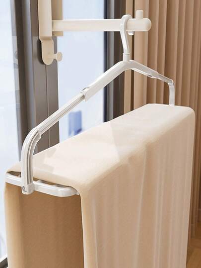 1/2 chiếc móc treo quần áo gấp gọn, chất liệu PP cao cấp, chống trượt, bền chắc, có thể điều chỉnh độ dài, dùng để treo khăn, ga trải giường, thiết kế kẹp chống gió chắc chắn, tiện lợi khi phơi khô, đa chức năng dùng cho ban công, phòng ngủ, tiết kiệm không gian.