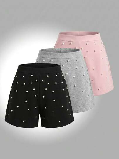 Quần short chữ A cạp cao màu đen đính ngọc trai, thanh lịch và thời trang.