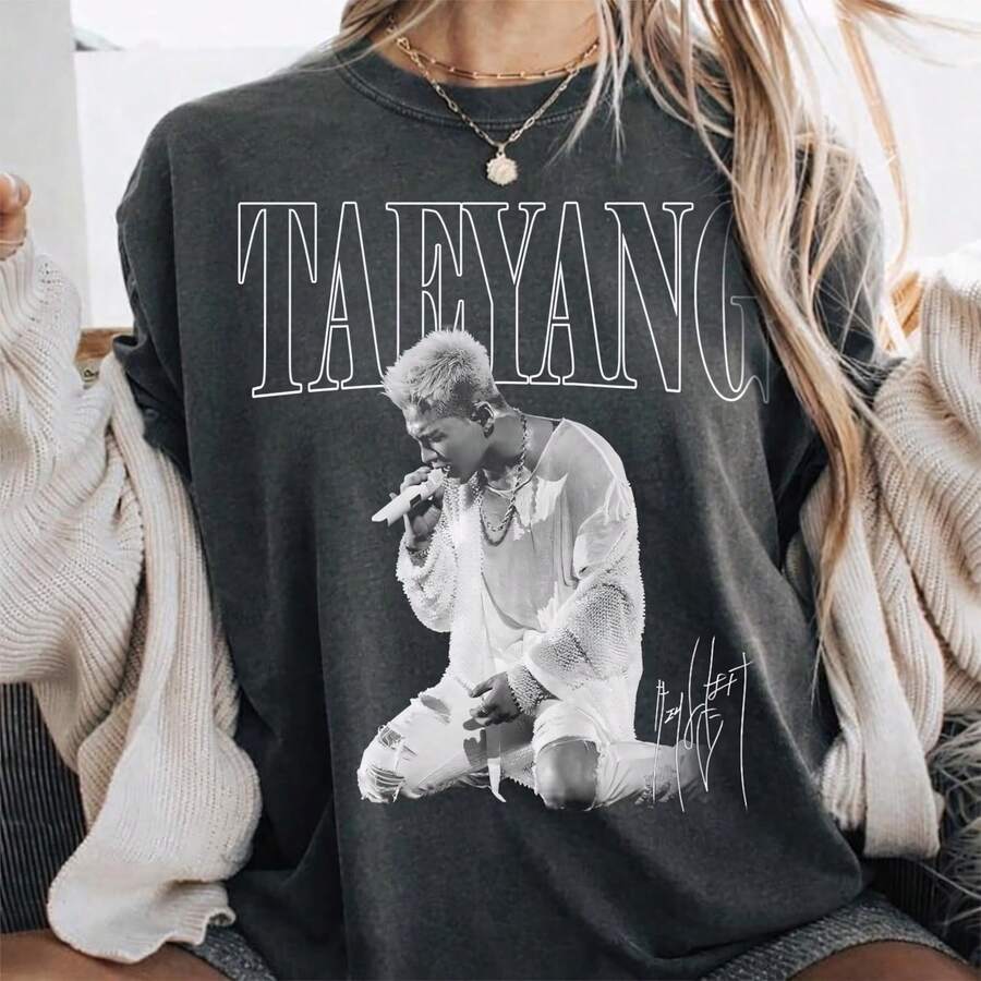 1PC Taeyang Singer Kneeling With Microphone Graphic Women's Washed T-Shirt - Black - View 1