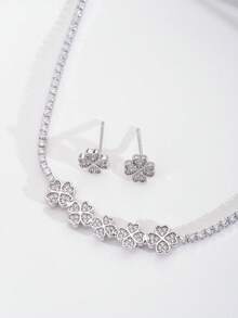 Bộ trang sức cao cấp sang trọng đính đá Cubic Zirconia hình cỏ bốn lá, gồm dây chuyền và bông tai, thích hợp cho nữ giới dự tiệc cưới và các sự kiện, bao gồm 1 đôi bông tai và 1 dây chuyền, không kèm hộp quà. - Bạc - Xem 3
