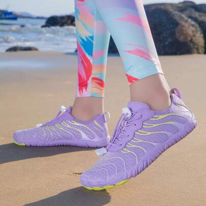 女士新款夏季户外低帮可调节赤足沙滩徒步鞋，速干沙滩袜，防滑轻便水上运动鞋。男女通用夏季水鞋，适合沙滩、钓鱼、露营、派对、音乐节、冲浪、健身房、深蹲、举重、跑步、骑行、旅行等场合，方便携带。