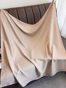 1条几何四叶草印花真丝围巾，尺寸90x90厘米，轻盈多用途，四季皆宜，适合日常出行、聚会和旅行。 - 卡其色 - 查看 3