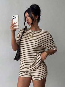de 2 piezas de camiseta de manga corta con cuello redondo y hombros descubiertos a rayas en blanco y negro, y shorts holgados con cintura elástica a rayas, adecuado para uso diario, ir al trabajo, casual, vacaciones, estilo bohemio de verano eleg - Color café caqui - Ver 3