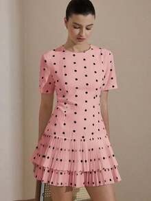 Revavyn Vestido casual y versátil para mujer con cuello redondo, cintura ceñida, manga corta, estampado de lunares en blanco y negro, y volantes en el bajo - Rosa - Ver 1