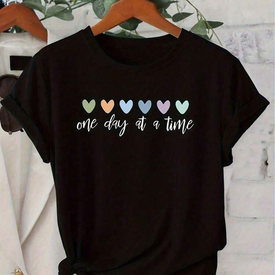 [National Shipping] Camiseta de manga corta para mujer, serie "Color Love", con estampado "One Day At A Time" y "Cure Wind", cuello redondo, estilo casual, retro, para uso diario en otoño e invierno. Camiseta de manga corta para mujer joven, estilo casual, fresco, lindo y elegante. Chaqueta deportiva para mujer, cuello redondo, tallas S-XXL. Diseño "Flag Day", para hombre, con toque gráfico moderno, que absorbe la humedad, ideal para viajes. tops de mujer camisetas - Estilo - Ver 1